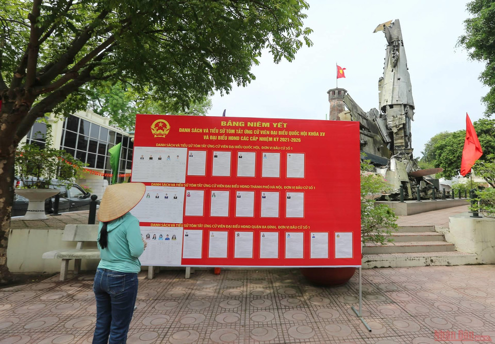 Nhiều di tích lịch sử được lựa chọn làm nơi bỏ phiếu bầu cử. Trong hình là điểm bỏ phiếu số 8 phường Điện Biên, Ba Đình, Hà Nội. Điểm bầu cử này thuộc khuôn viên Bảo tàng Lịch sử quân sự Việt Nam. Nơi này có Cột cờ Hà Nội - biểu tượng lịch sử quân sự của Thủ đô. 3bau_cu-1621604403156.jpeg