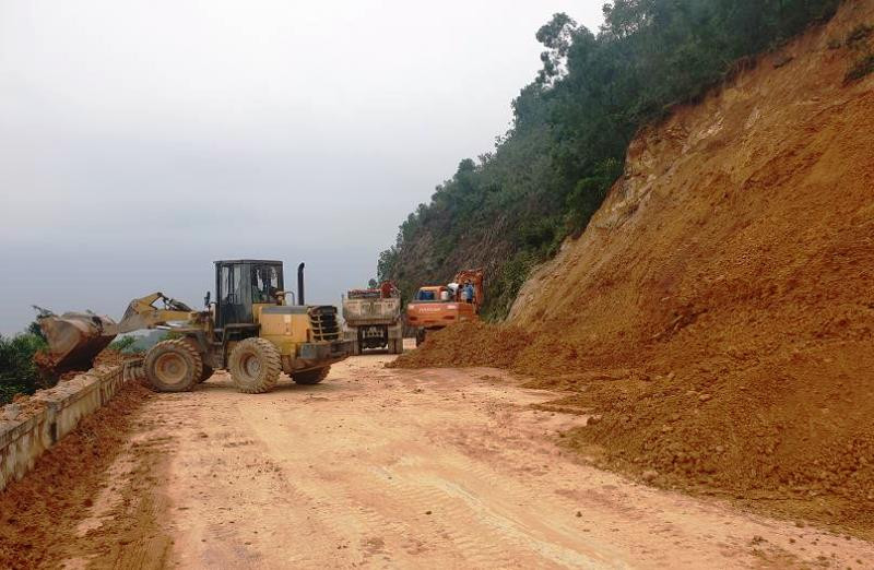 Khắc phục điểm sạt lở Rú Nguộc để thông quốc lộ 46 lên thị trấn Dùng (Thanh Chương). Thanh Chương nỗ lực khắc phục sau lũ -0