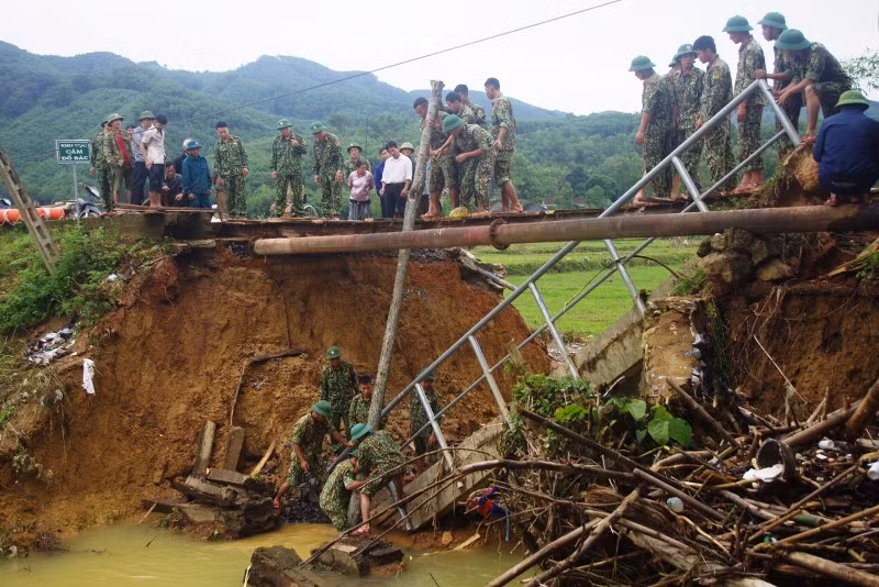 Làm cầu tạm phục vụ sự đi lại của người dân.