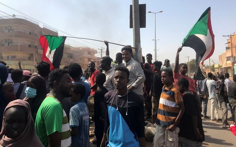 Những người biểu tình tụ tập phản đối diễn biến mà Bộ Thông tin Sudan mô tả là một cuộc đảo chính quân sự ở Khartoum, Sudan, ngày 25/10/2021. (Ảnh: Reuters)
