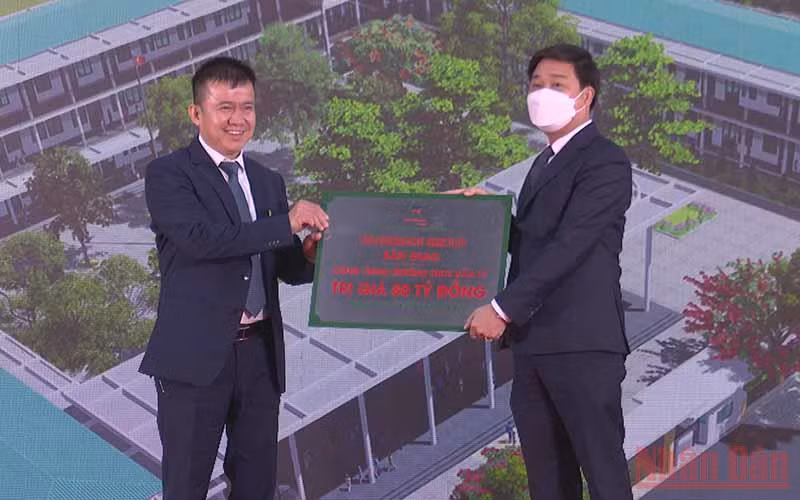 Lãnh đạo Tập đoàn Trung Nam trao biển bàn giao công trình Trường Trung học cơ sở Văn Lý cho lãnh đạo huyện Lý Nhân. 