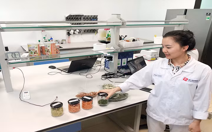 Đại diện Nhà máy IC Food Sơn La giới thiệu về sản phẩm rau quả sấy khô làm gia vị mì của Hàn Quốc.