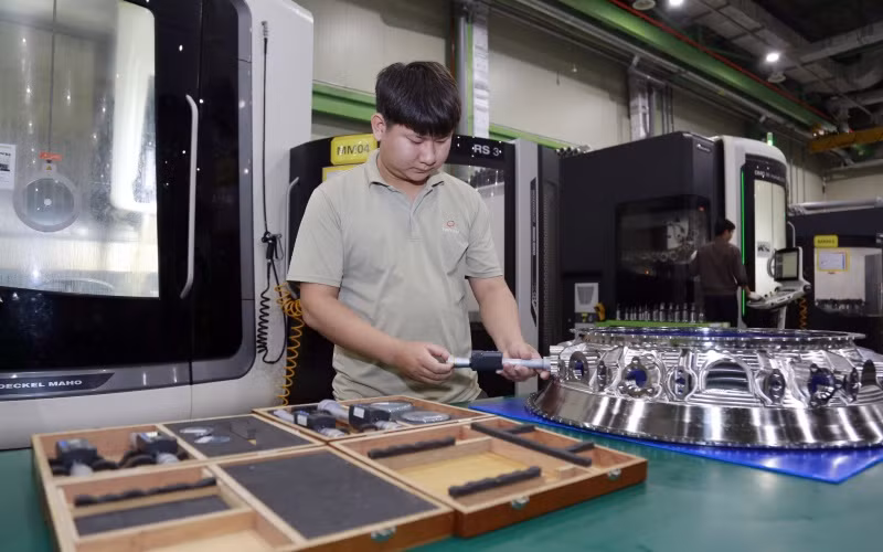 Sản xuất các bộ phận và linh kiện của động cơ máy bay tại Nhà máy Hanwha Aero Engines Việt Nam - doanh nghiệp có vốn đầu tư nước ngoài tại Khu công nghệ cao Hòa Lạc.