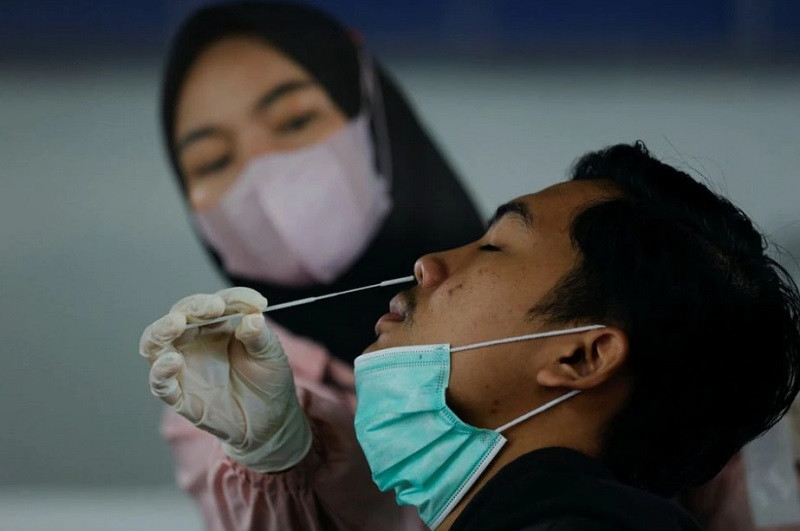 Lấy mẫu xét nghiệm Covid-19 tại 1 nhà ga ở Jakarta, Indonesia, ngày 13/1/2022. (Ảnh: REUTERS) Thế giới ghi nhận trên 19,4 triệu ca mắc Covid-19 trong tuần Tết Nguyên đán -0