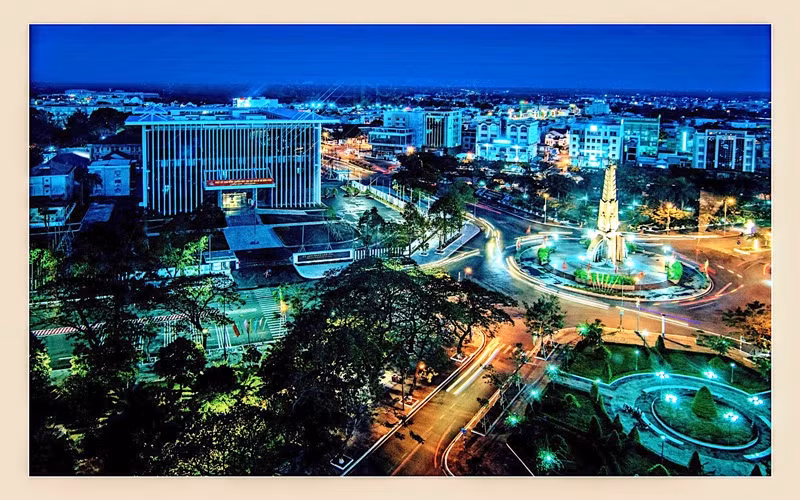 Một góc đô thị TP Cà Mau lung linh về đêm. (Ảnh: NSNA Tạ Hoàng Nguyên)