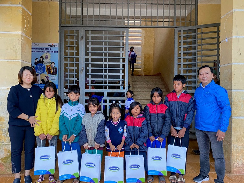 Đại diện Vinamilk trao những phần quà dinh dưỡng tới các em nhỏ tại Trường Phổ thông dân tộc bán trú THCS Húc. Vinamilk đồng hành cùng Cặp lá yêu thương -0