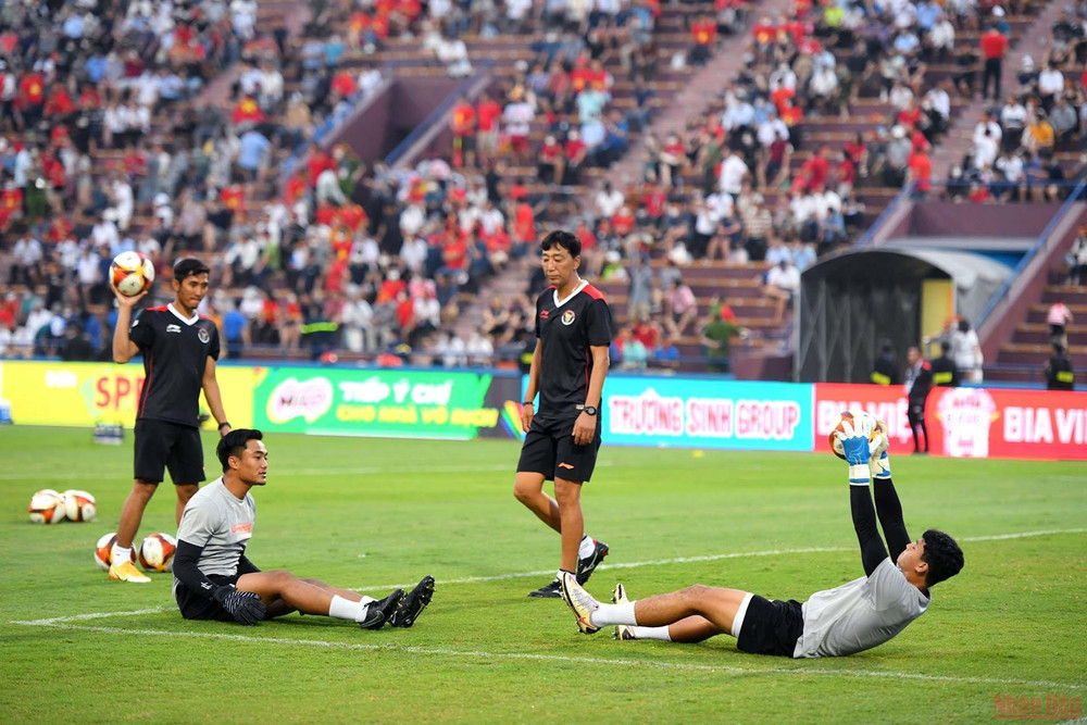 Các cầu thủ Indonesia khởi động trước giờ thi đấu. U23 Việt Nam - U23 Indonesia: Đội hình mạnh nhất được ra sân -0