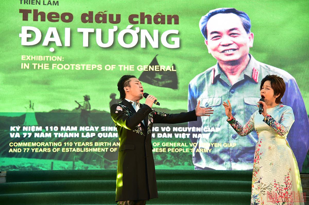 Ca sĩ Mỹ Linh và ca sĩ Tùng Dương biểu diễn song ca tại sự kiện. Triển lãm -0