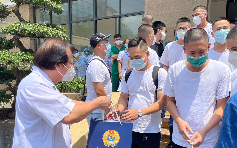 PGS, TS Nguyễn Viết Nhung, Giám đốc Bệnh viện Phổi Trung ương trao tặng quà cho các cán bộ y tế trước khi lên đường. GS, TS Nguyễn Viết Nhung: Mục tiêu giảm thấp nhất tỷ lệ tử vong tại Đồng Nai -0