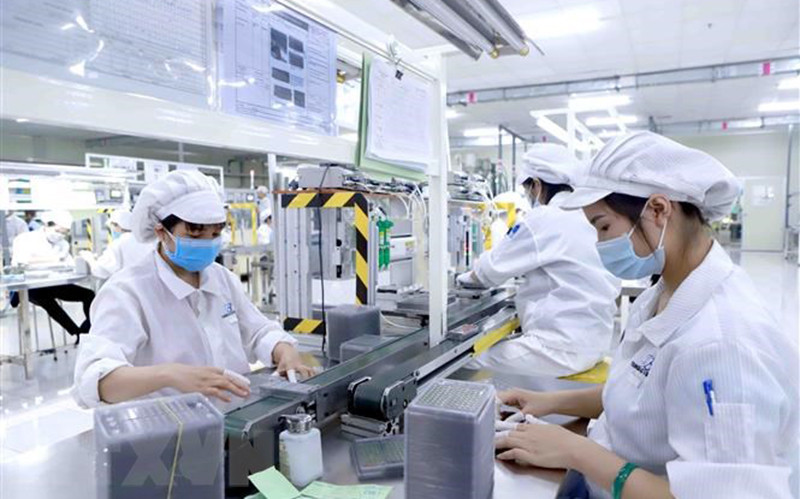 Sản xuất linh kiện điện tử. (Ảnh: Hoàng Hùng/TTXVN)