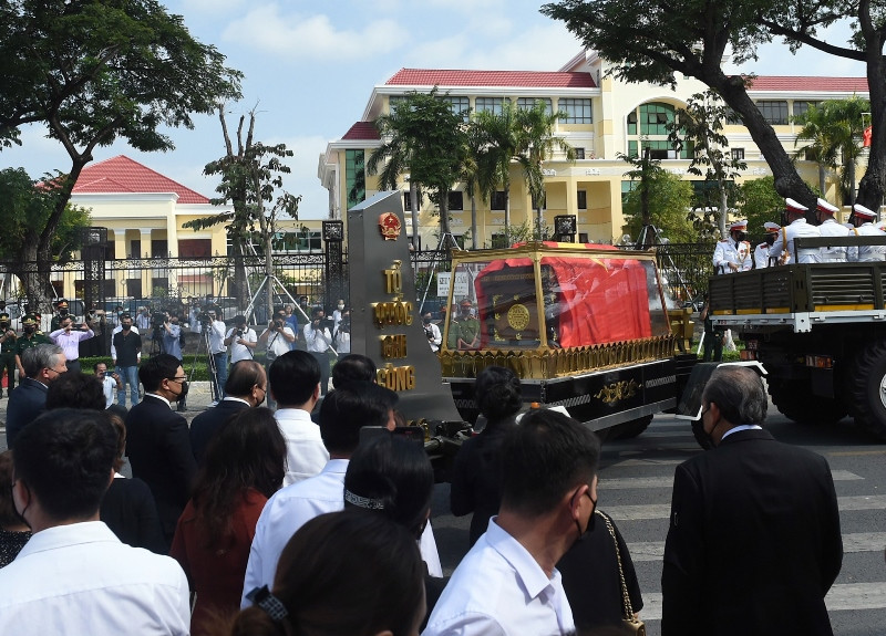 Di quan của đồng chí Trương Vĩnh Trọng được linh xa của Đoàn Nghi lễ quân đội rước về Nghĩa trang liệt sĩ tỉnh Bến Tre. Lễ truy điệu nguyên Phó Thủ tướng Trương Vĩnh Trọng -0