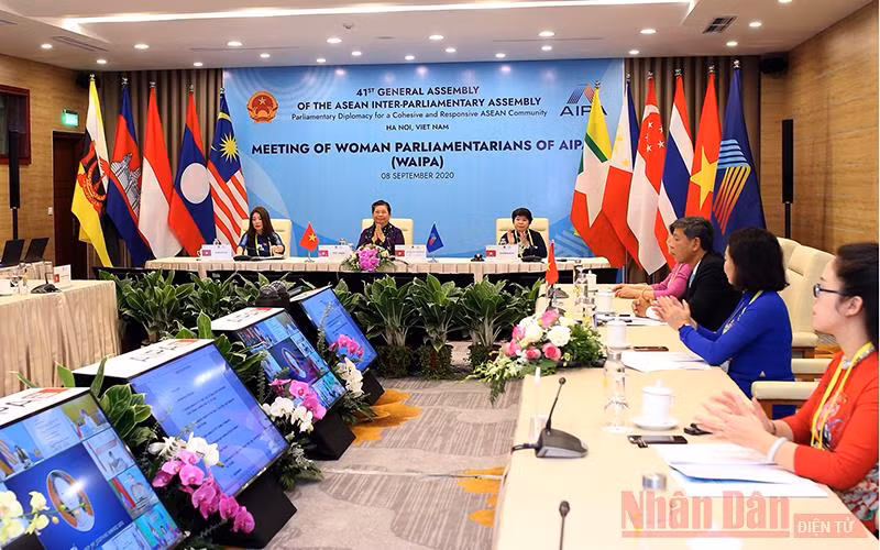 Quang cảnh Hội nghị trực tuyến “Thúc đẩy vai trò của nữ nghị sĩ trong bảo đảm việc làm và thu nhập của lao động nữ”. Ảnh: DUY LINH