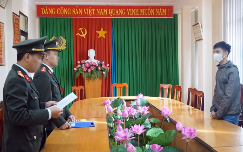 Cơ quan chức năng tống đạt quyết định xử phạt vi phạm hành chính với T.V.N.