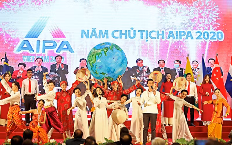 Sắc màu ASEAN hội tụ tại chương trình “AIPA - Niềm tin sáng chói”.