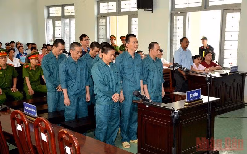 Các bị cáo trong vụ án buôn lậu xăng, dầu bị Tòa án nhân dân tỉnh Bình Thuận đưa ra xét xử năm 2018. (Ảnh: Đình Châu)