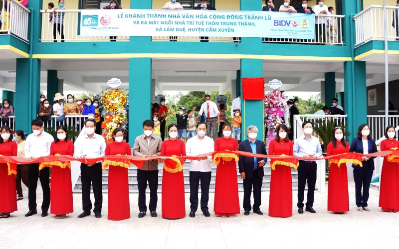 Đại diện lãnh đạo cấp ủy, chính quyền địa phương cùng BIDV cắt băng khánh thành nhà văn hóa cộng đồng kết hợp tránh trú bão, lũ thôn 7 xã Cẩm  Duệ (Cẩm Xuyên).