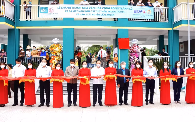 Đại diện lãnh đạo cấp ủy, chính quyền địa phương cùng BIDV cắt băng khánh thành nhà văn hóa cộng đồng kết hợp tránh trú bão, lũ thôn 7 xã Cẩm  Duệ (Cẩm Xuyên).