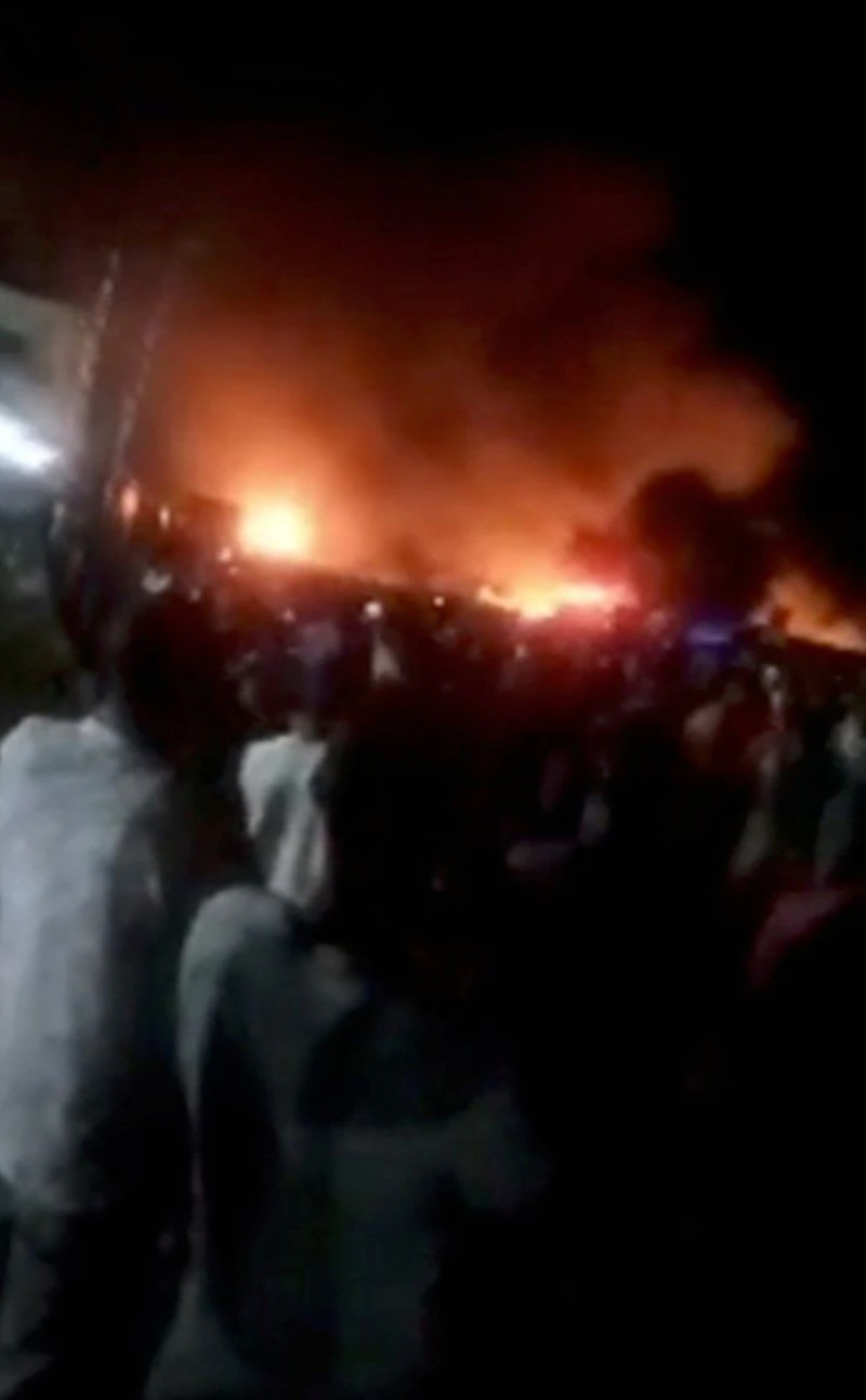 Hình ảnh trong video ghi lại vụ nổ xe bồn. (Ảnh: Reuters) Nổ xe bồn ở Sierra Leone -0