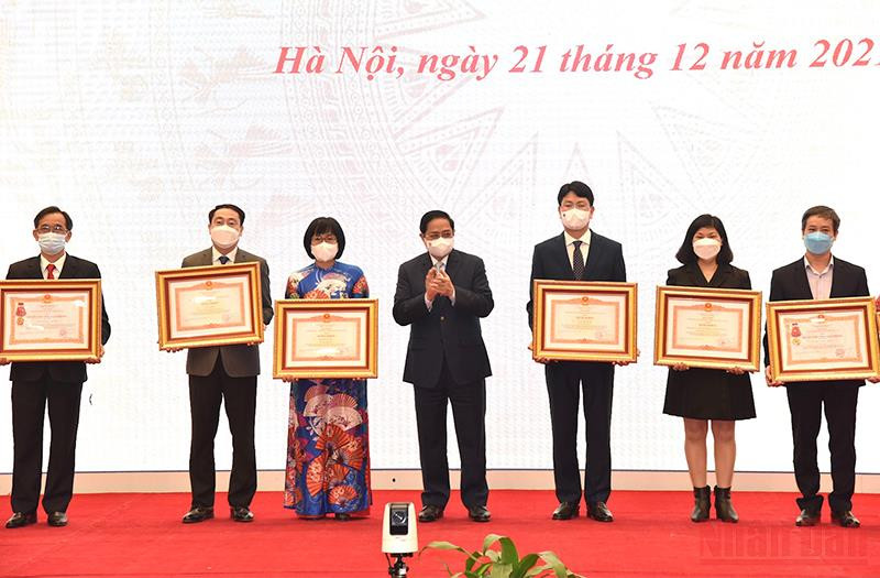 Thủ tướng Phạm Minh Chính trao Huân chương và Bằng khen cho các tập thể và cá nhân. Nâng cao hiệu quả công tác xây dựng và hoàn thiện thể chế -0