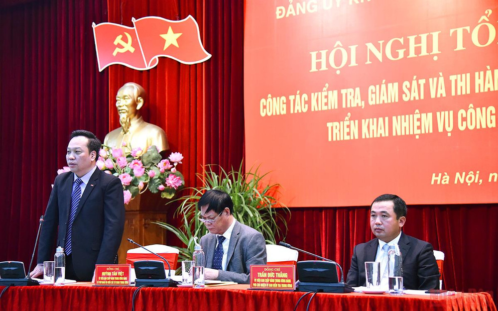 Các đồng chí Trần Đức Thắng, Ủy viên Trung ương Đảng, Phó Chủ nhiệm Ủy ban Kiểm tra Trung ương; đồng chí Huỳnh Tấn Việt, Ủy viên Trung ương Đảng, Bí thư Đảng ủy Khối; và đồng chí Đỗ Việt Hà, Phó Bí thư Đảng ủy Khối chủ trì hội nghị. (Ảnh: Minh Duy)
