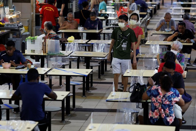 Nhiều người dùng bữa trong một khu ẩm thực tại Singapore, ngày 21/9. (Ảnh: Reuters) Singapore cần 3 đến 6 tháng để đạt trạng thái “bình thường mới” -0