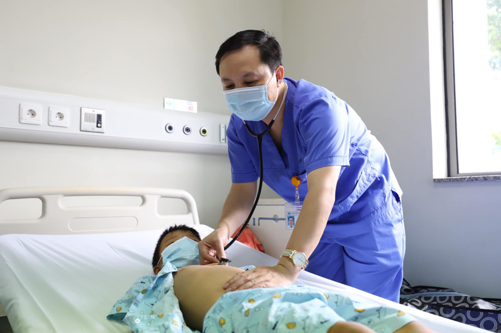 TS, BS Lê Ngọc Duy - Trưởng khoa Cấp cứu Chống độc thăm khám cho bệnh nhi trước khi ra viện. 8 trẻ ngộ độc do ăn quả hồng trâu đã ra viện -0