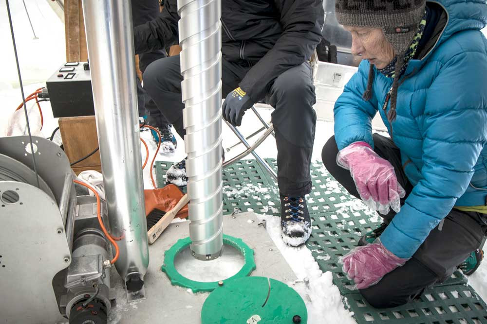 Giáo sư, Tiến sĩ Margit Schwikowski cùng các nhà khoa học đang khoan để thu thập lõi băng tại núi Monte Rosa trên dãy Alps vào tháng 6/2021. Ảnh: Reuters. Cuộc chạy đua thu thập lõi băng của các nhà khoa học -0