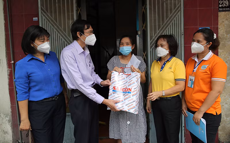 Thăm hỏi, động viên và trao quà cho một thai phụ khó khăn tại Quận 3, TP Hồ Chí Minh.