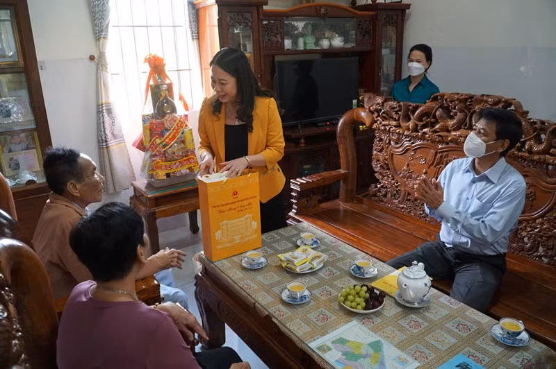 Phó Chủ tịch nước thăm và tặng quà Tết cho người nghèo tại Sóc Trăng -0