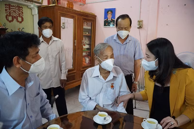 Phó Chủ tịch nước thăm và tặng quà Tết cho người nghèo tại Sóc Trăng -0