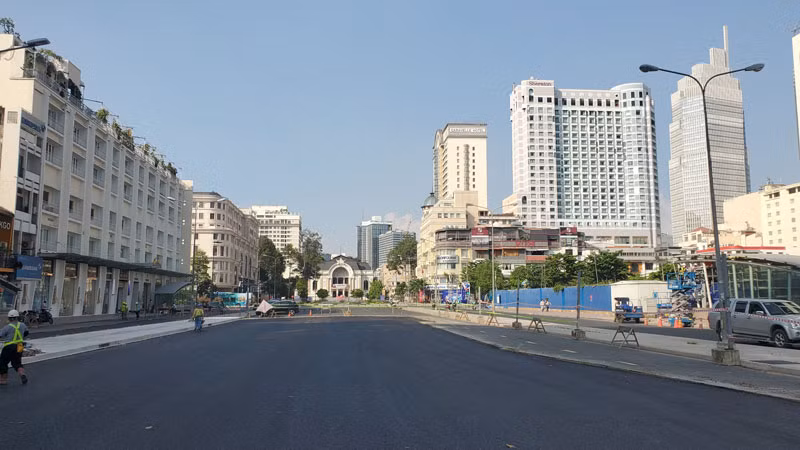 Mặt bằng đường Lê Lợi-Pasteur đến trước ngã tư Lê Lợi-Nam Kỳ Khởi Nghĩa, dài 50m được hoàn trả kể từ ngày 29/4, sau 5 năm bị rào chắn thi công.