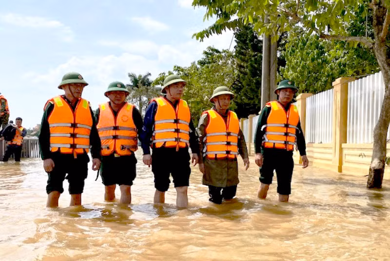 Bộ trưởng Nguyễn Xuân Cường kiểm tra tình hình lũ lụt tại Lệ Thủy (Quảng Bình).