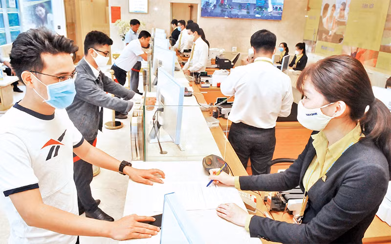 Doanh nghiệp làm thủ tục vay vốn tại một ngân hàng thương mại trên địa bàn TP Hồ Chí Minh.