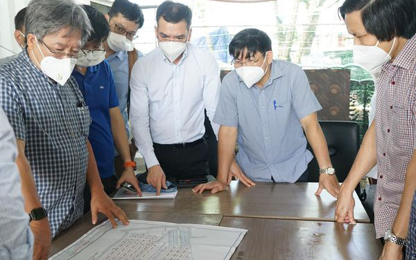 GS, TS Trần Bình Giang (thứ nhất phải sang) khảo sát tại Bệnh viện dã chiến 13. Bệnh viện Bạch Mai, Việt Đức gấp rút triển khai Trung tâm hồi sức Covid-19 -0