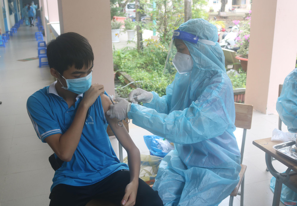 Học sinh được tiêm vaccine phòng Covid-19. Trà Vinh: Quá tải tại các bệnh viện dã chiến, điều trị F0 tại nhà -0
