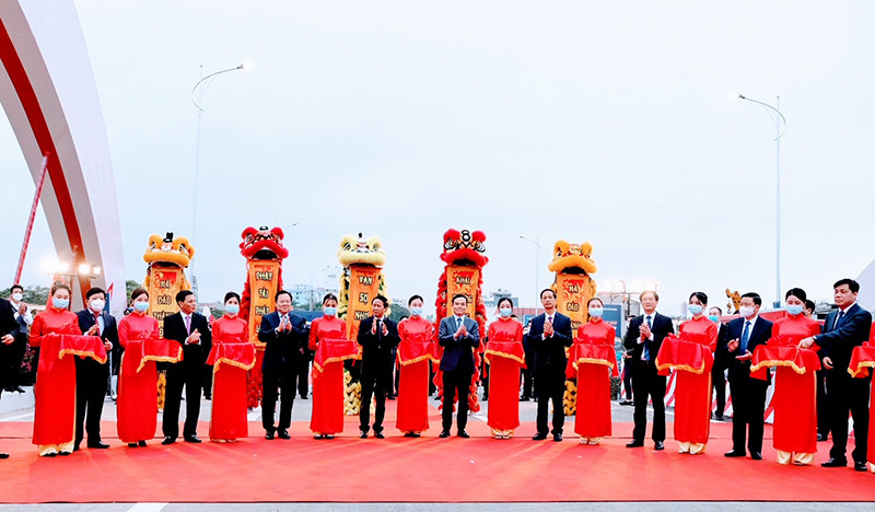 Phó Thủ tướng Chính phủ Lê Văn Thành cùng đại diện lãnh đạo thành phố Hải Phòng cắt băng thông xe kỹ thuật cầu Rào. Hải Phòng thông xe kỹ thuật cầu Rào kịp phục vụ Tết Nhâm Dần -0