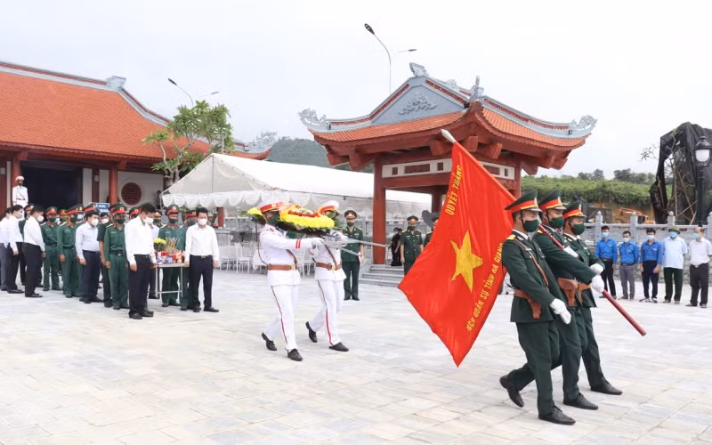Lễ truy điệu và an táng hài cốt liệt sĩ tại Nghĩa trang liệt sĩ Quốc gia Vị Xuyên.