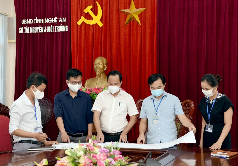 Lãnh đạo sở Tài nguyên và Môi trường Nghệ An chỉ đạo việc tháo gỡ điểm nghẽn kéo dài ở các dự án trọng điểm. Nghệ An đề cao vai trò người đứng đầu trong cải cách hành chính -0