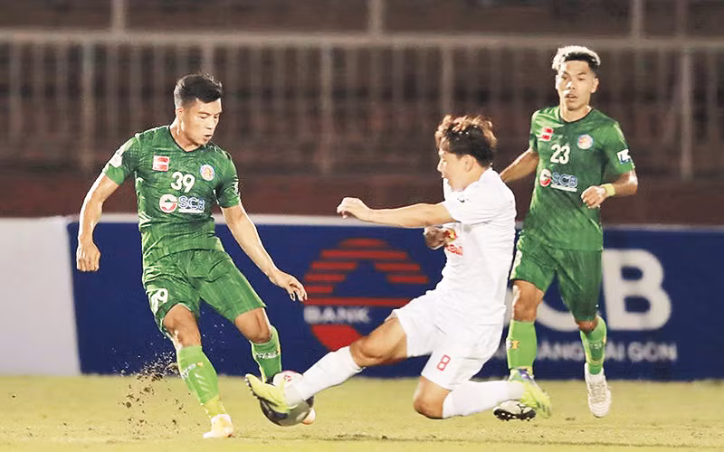 Hoàng Anh Gia Lai thua Sài Gòn FC (áo xanh) 0-1. Ảnh: VPF