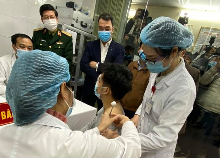 Một trong ba tình nguyện viên tiêm thử nghiệm đầu tiên vaccine Nano Covax.