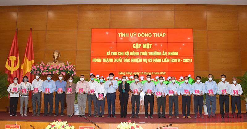 Bí thư Tỉnh ủy Đồng Tháp Lê Quốc Phong; Phó Chủ tịch HĐND tỉnh Nguyễn Thị Kim Tuyến tuyên dương 104 bí thư chi bộ, đồng thời là trưởng ấp, khóm hoàn thành xuất sắc nhiệm vụ 3 năm liền. Hiệu quả mô hình Bí thư chi bộ đồng thời là Trưởng ấp, khóm ở Đồng Tháp -0