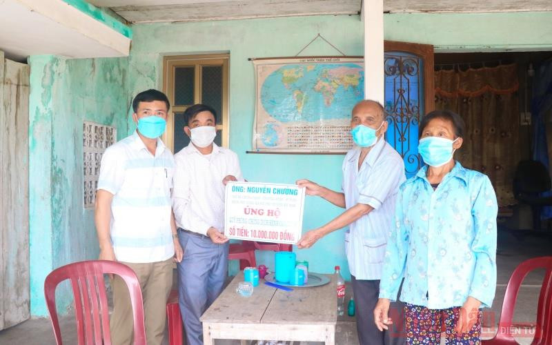 Cụ Nguyễn Chưởng trao tiền ủng hộ Ban Chỉ đạo phòng, chống Covid 19 huyện Kỳ Anh. 3-1626322449198.jpg