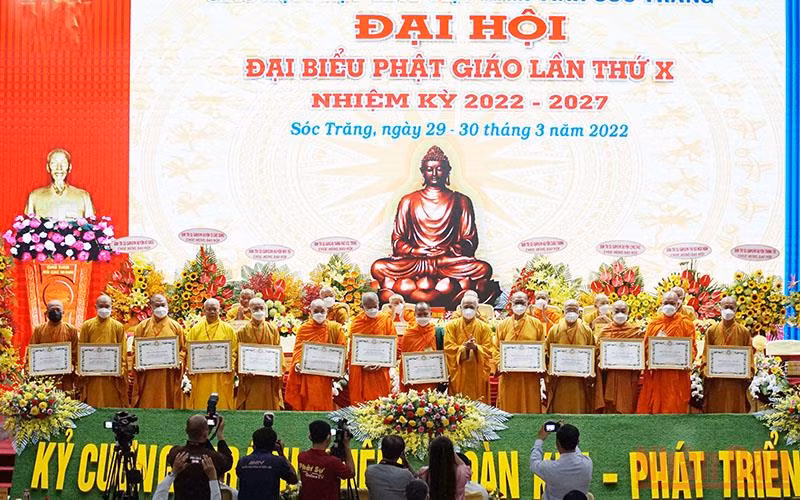 Trao Bằng tuyên dương Công đức cho các tập thể, cá nhân tỉnh Sóc Trăng có thành tích xuất sắc trong hoạt động từ thiện xã hội.