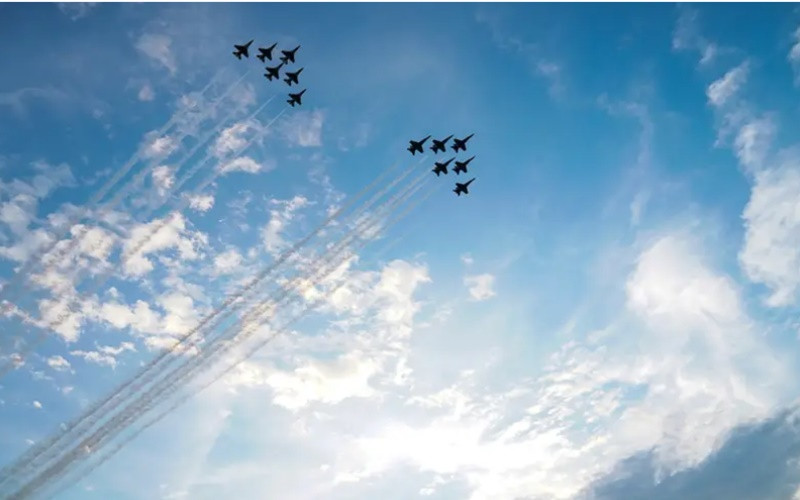 Máy bay Air Force Thunderbird và Navy Blue Angel bay qua Nhà trắng trước sự chứng kiến của Tổng thống Mỹ và các khách mời. (Ảnh: Reuters) Người Mỹ đón Quốc khánh giữa tâm dịch Covid-19 -0