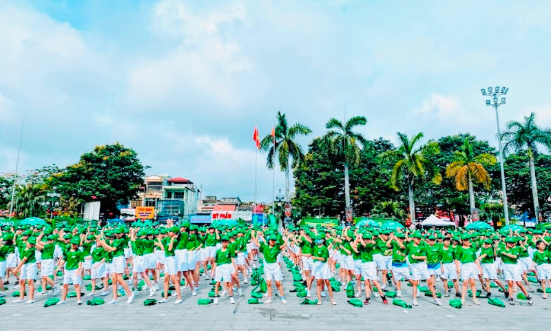 Đông đảo các em học sinh tiểu học tham gia đồng diễn thể dục. Phát động toàn dân tập luyện môn bơi, phòng chống đuối nước -0