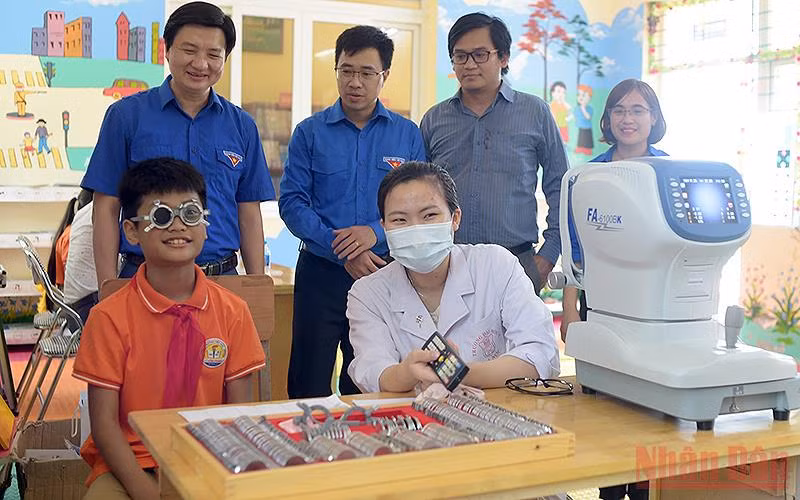 Đại biểu Đoàn Khối các cơ quan Trung ương và Tỉnh đoàn Hà Nam đến thăm thiếu nhi tham gia chương trình khám mắt miễn phí tại Trường Tiểu học Lê Hồng Phong (thành phố Phủ Lý).