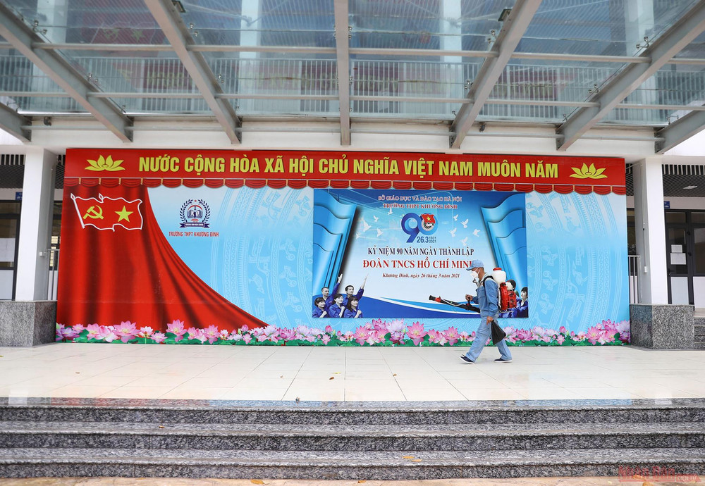 Sáng 5/7, Trung tâm Y tế quận Thanh Xuân đã tiến hành phun khử khuẩn, phòng, chống dịch Covid-19 tại tất cả các điểm thi tốt nghiệp THPT quốc gia trên địa bàn quận. 2_phun_khu_khuan_thi_tot_nghiep-1625473626813.jpg