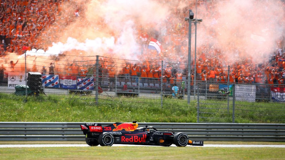 Verstappen xuất sắc trong sự cổ vũ cuồng nhiệt từ người hâm mộ. Max Verstappen vô địch giữa sắc cam -0