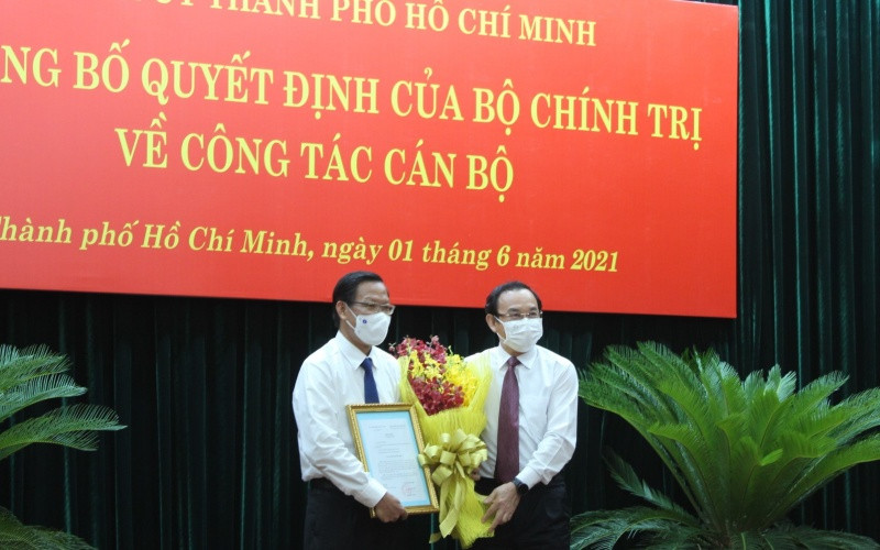 Đồng chí Nguyễn Văn Nên, Ủy viên Bộ Chính trị, Bí thư Thành ủy TP Hồ Chí Minh tặng hoa, chức mừng đồng chí Phan Văn Mãi. Đồng chí Phan Văn Mãi giữ chức Phó Bí thư Thường trực Thành ủy TP Hồ Chí Minh -0