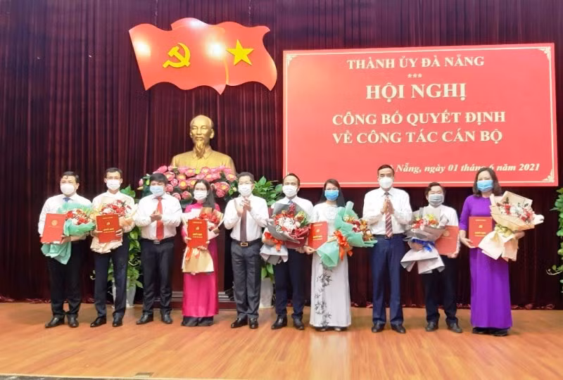 Lãnh đạo Thành ủy Đà Nẵng tặng hoa chúc mừng các đồng chí vừa được điều động, phân công nhiệm vụ mới.